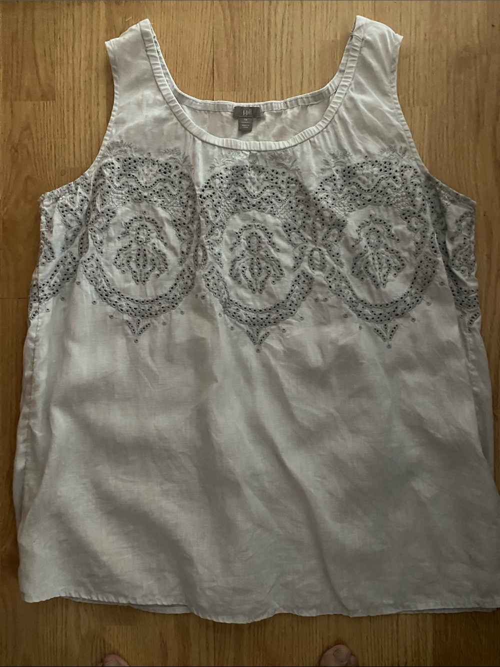 Preowned women’s JJill linen gray Embroidered tank Top 1 X excellent